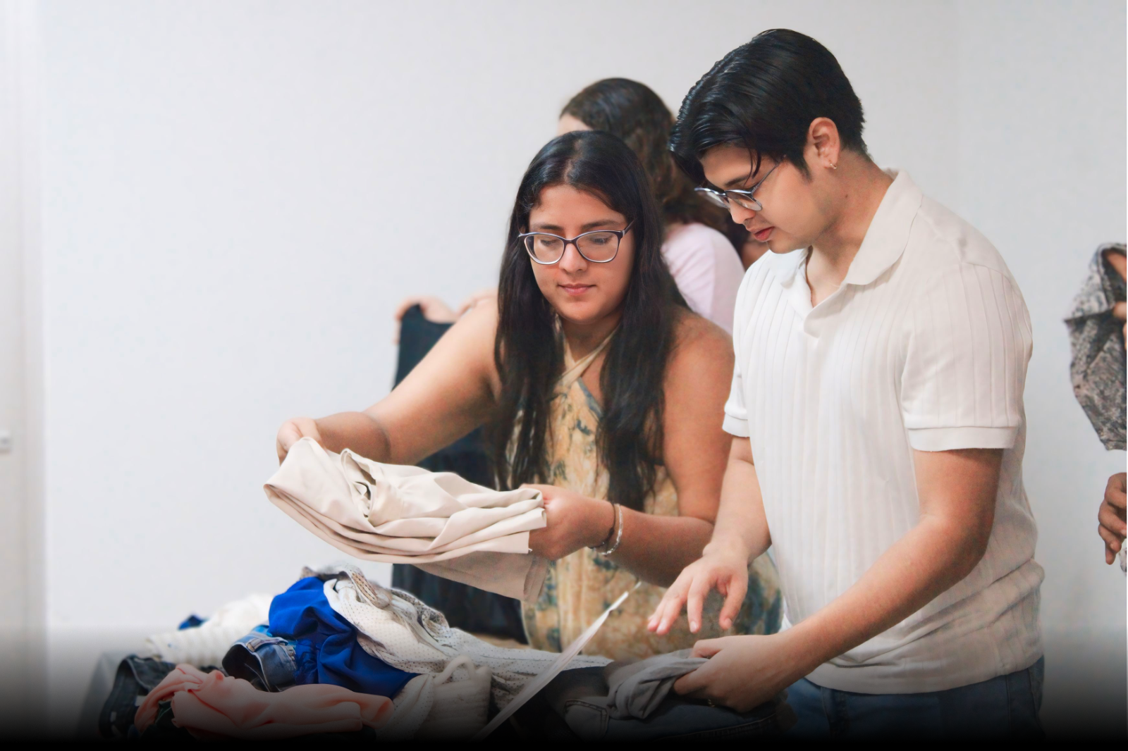 Estudiantes organizando los puestos de ropa de Ecoropa