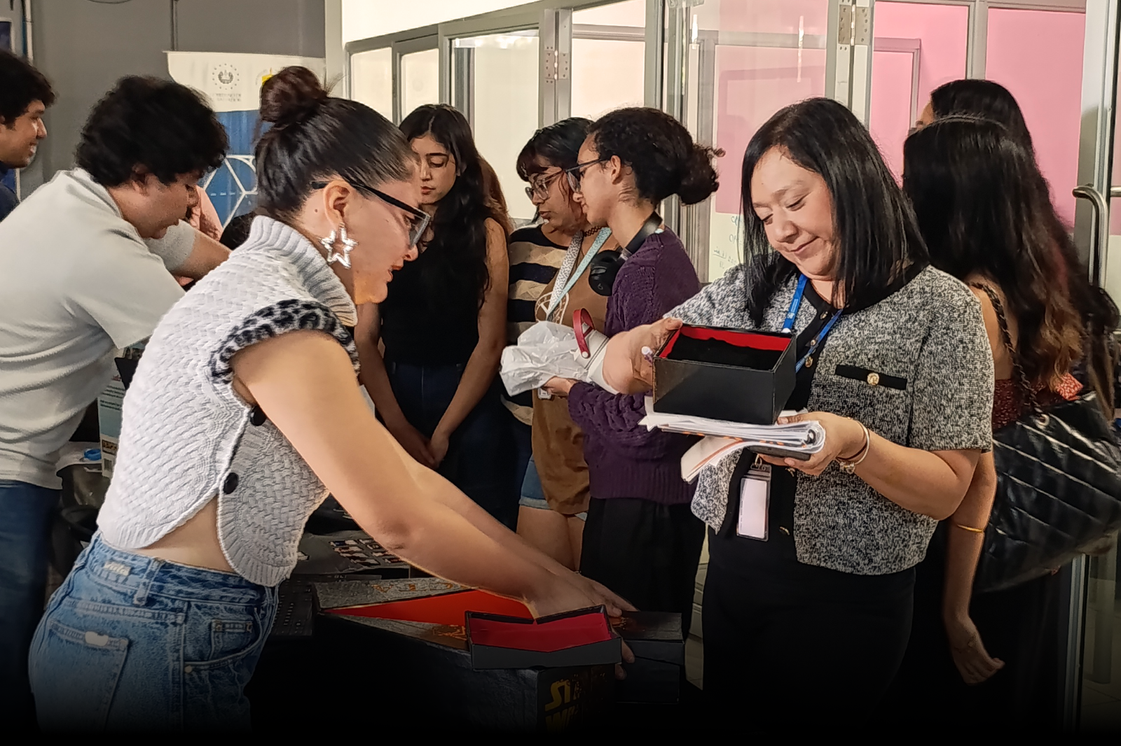 Egresados conversando con estudiantes en un auditorio